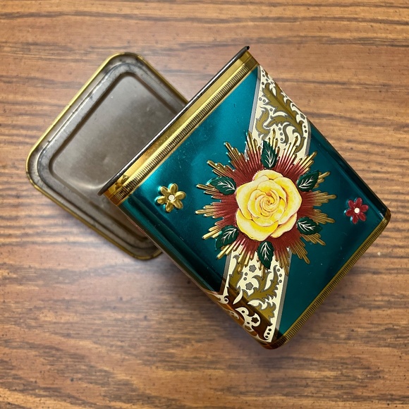 Antique metal can with yellow flowers on all four sides, metal handle knob. - Picture 6 of 6